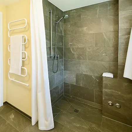 Stilvolle Dachwohnung Fuer 4 Im Thermenort *